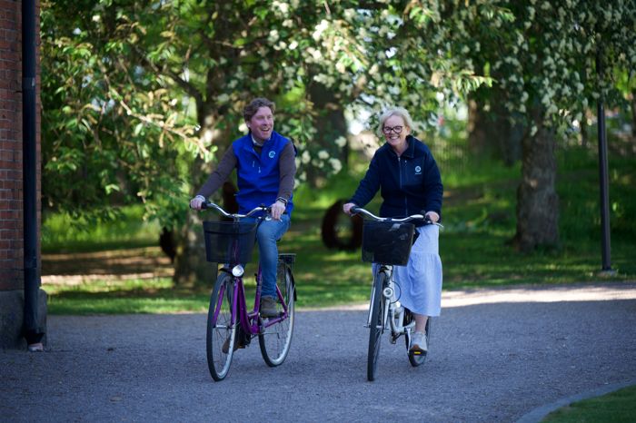 Två kandidater cyklar genom vårblomningen i parken